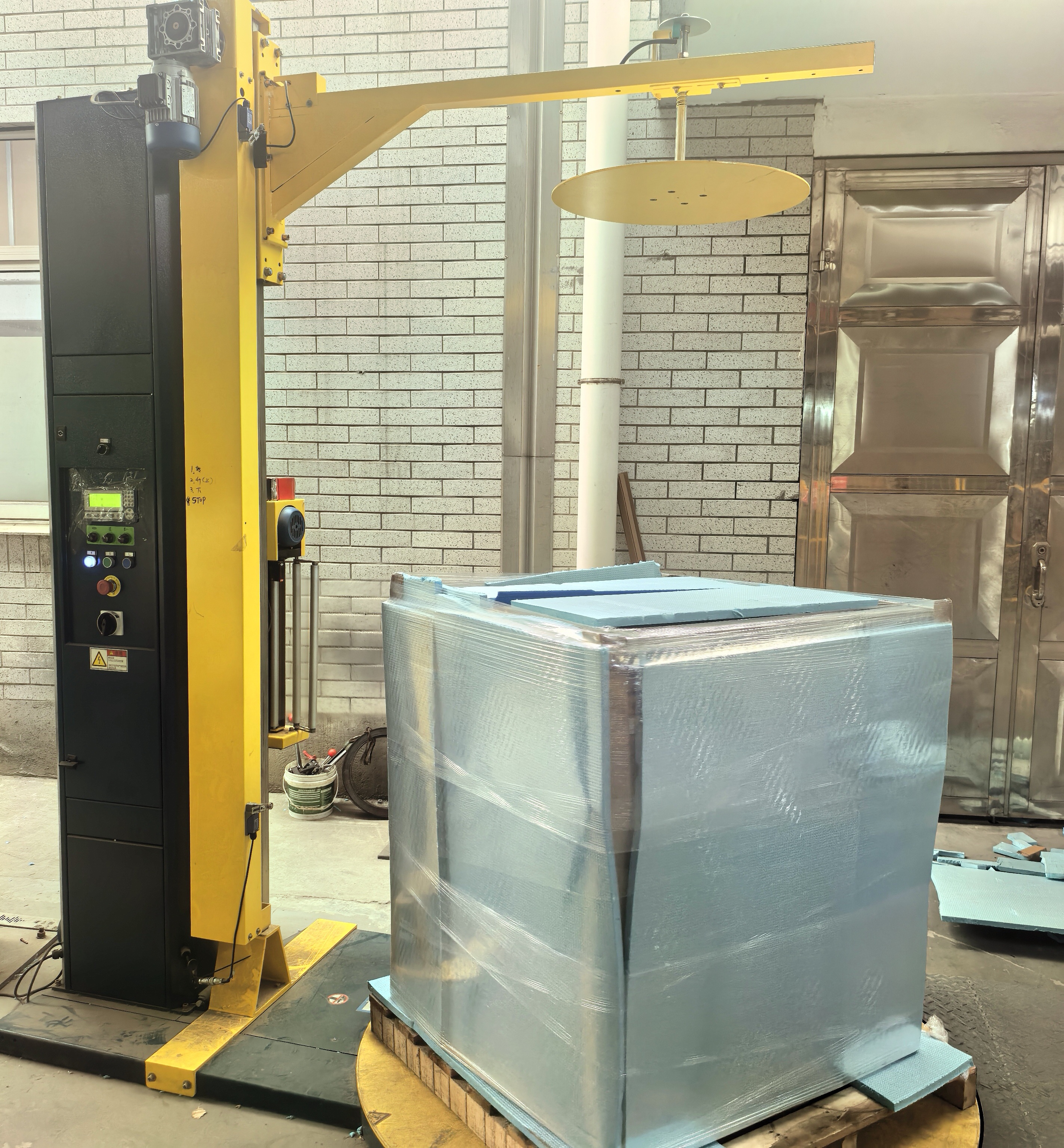 Coil packaging machine